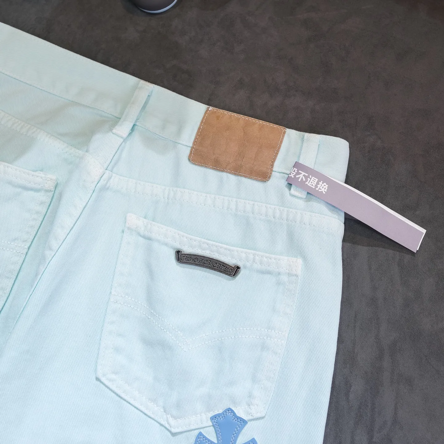 P260 Chrome Hearts light blue blue trousers, pink and blue patchwork leather couple's best friend jeans. CH jeans need to be washed and then disassembled and hand-stitched with sheepskin cross leather and then spliced ​​together. The whole piece has too many craftsmanship to explain. The patches are decorated with cross flowers, and the high-waisted washed jeans! ! Absolutely high-end luxury products, god-level single products and super popular products, made with top heavy industry, a must-see magic weapon. Customized hardware. The fabric is thick and soft after washing. It has good breathability. Customized small leather label. Unique design. The details are simple and elegant, and the workmanship is exquisite. The entire trousers are neatly routed and the details are in place! It’s so cool that both men and women can easily control the genderless trend! Color: Picture color Size: 28 30 32 34 36